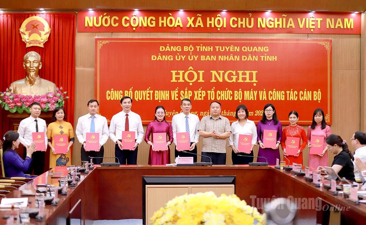 Đồng chí Bí thư Đảng ủy, Chủ tịch UBND tỉnh Phan Huy Ngọc trao Quyết định thành lập các cơ quan chuyên trách tham mưu, giúp việc cho Đảng ủy UBND tỉnh.