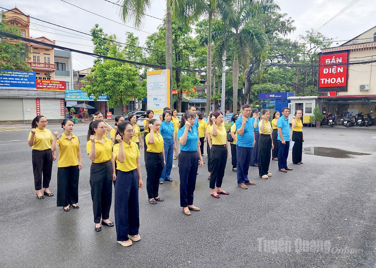 Quang cảnh lễ phát động.