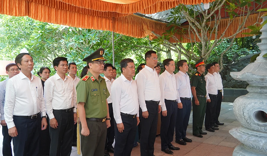 Lãnh đạo tỉnh dâng hương tưởng niệm Anh hùng liệt sĩ tại các địa danh lịch sử