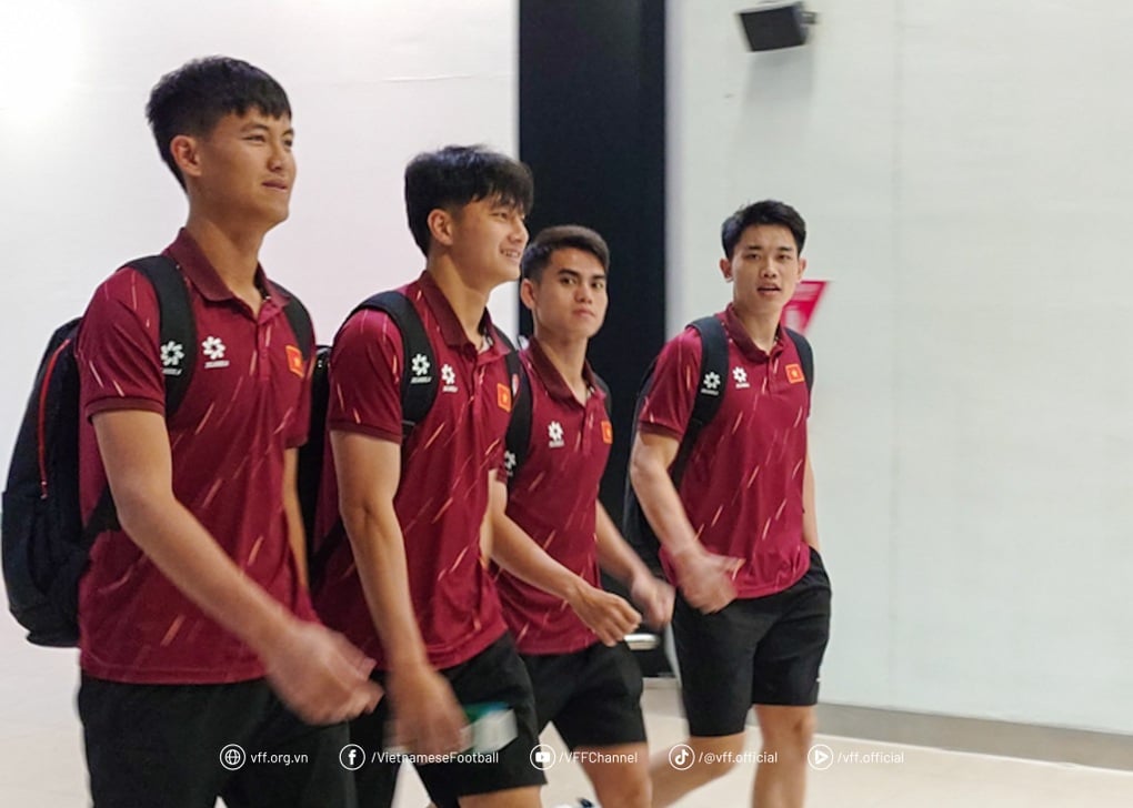 U23 Việt Nam đến Indonesia, háo hức trước giờ xung trận - 1