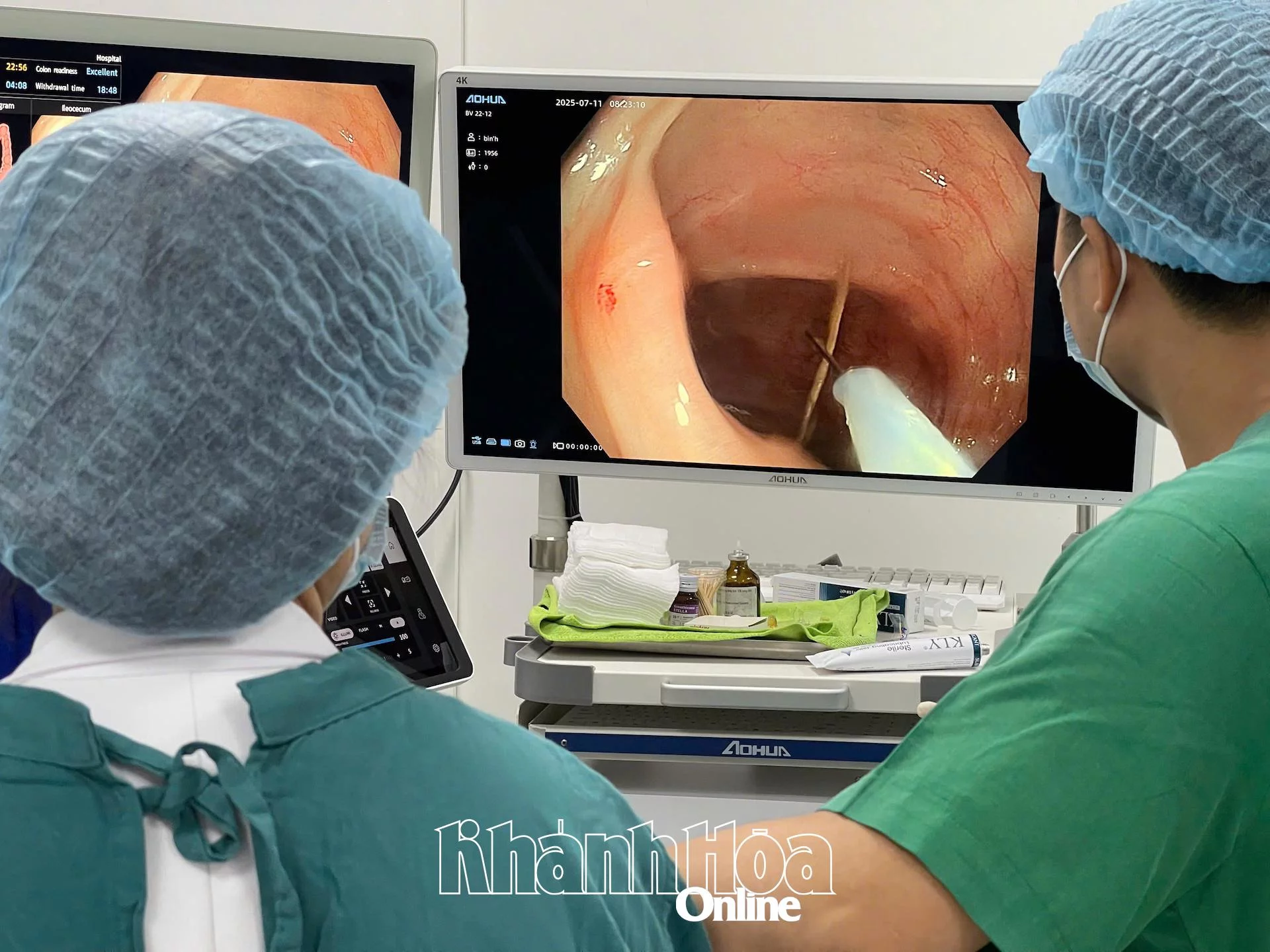Ê-kíp bác sĩ Bệnh viện 22-12 nội soi gắp dị vật là xương trong đại tràng của bệnh nhân.