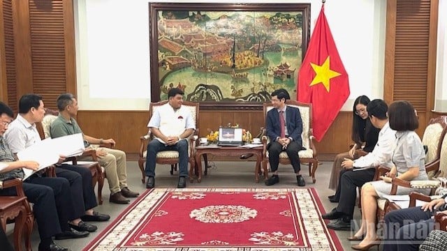 Quang cảnh buổi làm việc. 