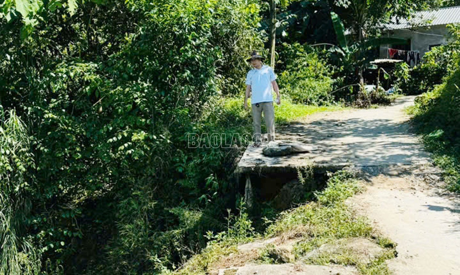 Các tuyến đường liên thôn bị sụt, sạt sau mưa tại xã Cốc San.