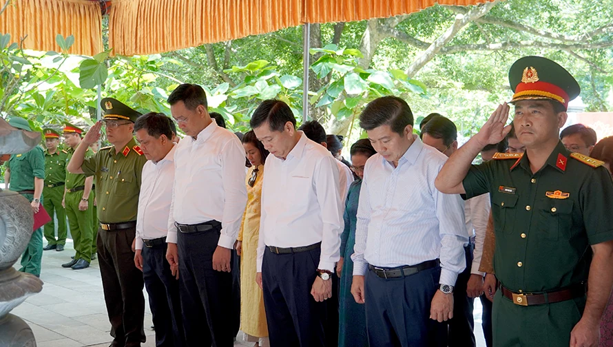 Lãnh đạo tỉnh dâng hương tưởng niệm Anh hùng liệt sĩ tại các địa danh lịch sử
