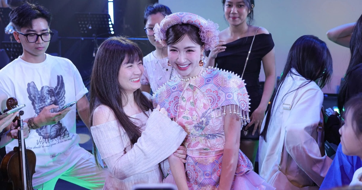 Hòa Minzy khoe nhan sắc ngọt ngào, được fan vây kín tại "Rực rỡ ngày mới"