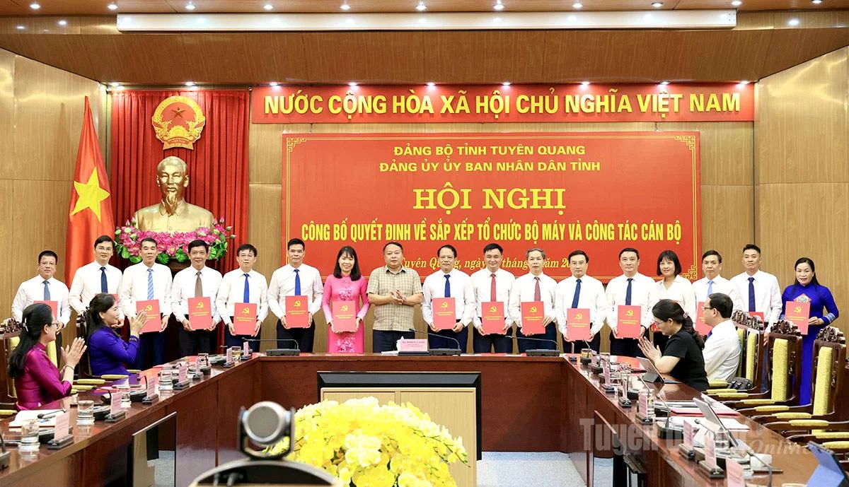 Đồng chí Bí thư Đảng uỷ, Chủ tịch UBND tỉnh Phan Huy Ngọc trao quyết định chỉ định Bí thư các chi, đảng bộ trực thuộc Đảng uỷ UBND tỉnh.