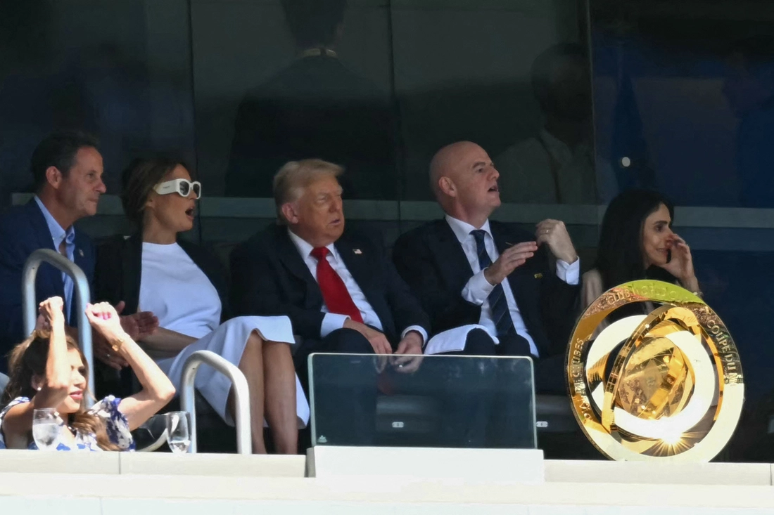 Tổng thống Donald Trump trao huy chương cho Chelsea - Ảnh 2.