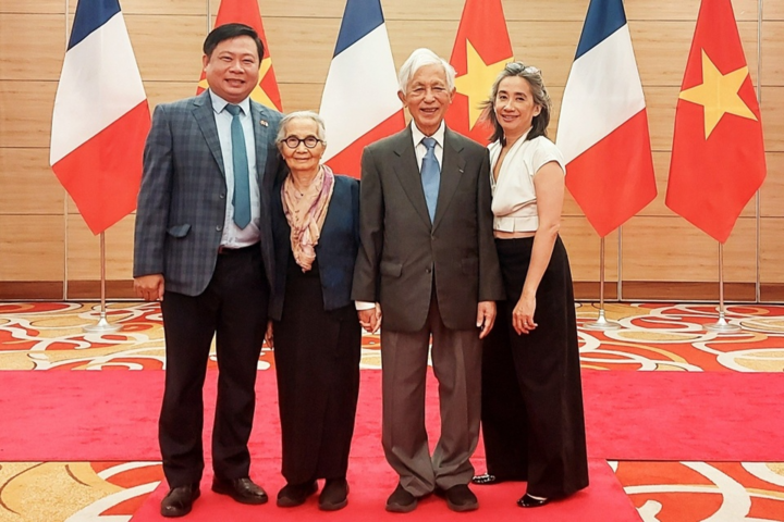 Vợ chồng GS Trần Thanh Vân (giữa) cùng người thân tại quốc yến chiêu đãi Tổng thống Pháp Emmanuel Macron và phu nhân trong chuyến thăm Việt Nam, hồi tháng 5/2025. (Ảnh: Trần Thanh Sơn)