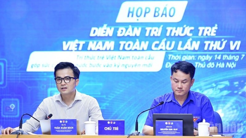 ពីស្តាំទៅឆ្វេង៖ អនុប្រធានអចិន្ត្រៃយ៍នៃសហភាពយុវជនវៀតណាម លោក Nguyen Kim Quy និងសាស្ត្រាចារ្យបណ្ឌិត Tran Xuan Bach បានធ្វើជាអធិបតីសន្និសីទកាសែត។