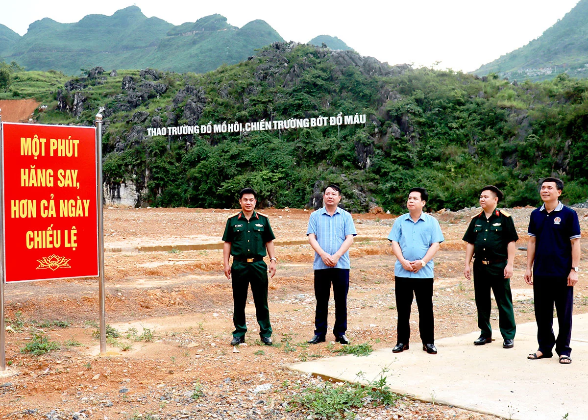 Đoàn công tác khảo sát thao trường huấn luyện của Ban Chỉ huy phòng thủ khu vực I tại xã Mèo Vạc.