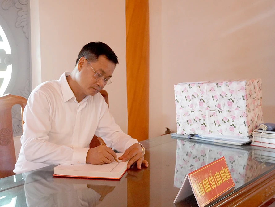 Lãnh đạo tỉnh dâng hương tưởng niệm Anh hùng liệt sĩ tại các địa danh lịch sử