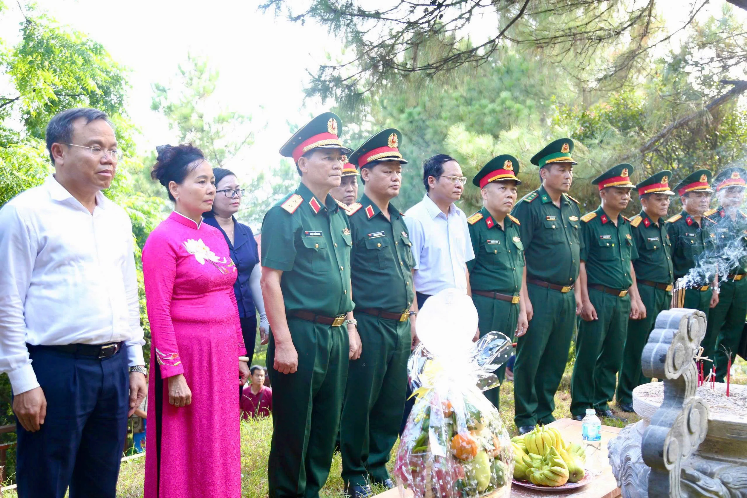 Đoàn công tác Bộ Tổng tham mưu - Bộ Quốc phòng: Dâng hương viếng mộ Đại tướng Võ Nguyên Giáp và phu nhân