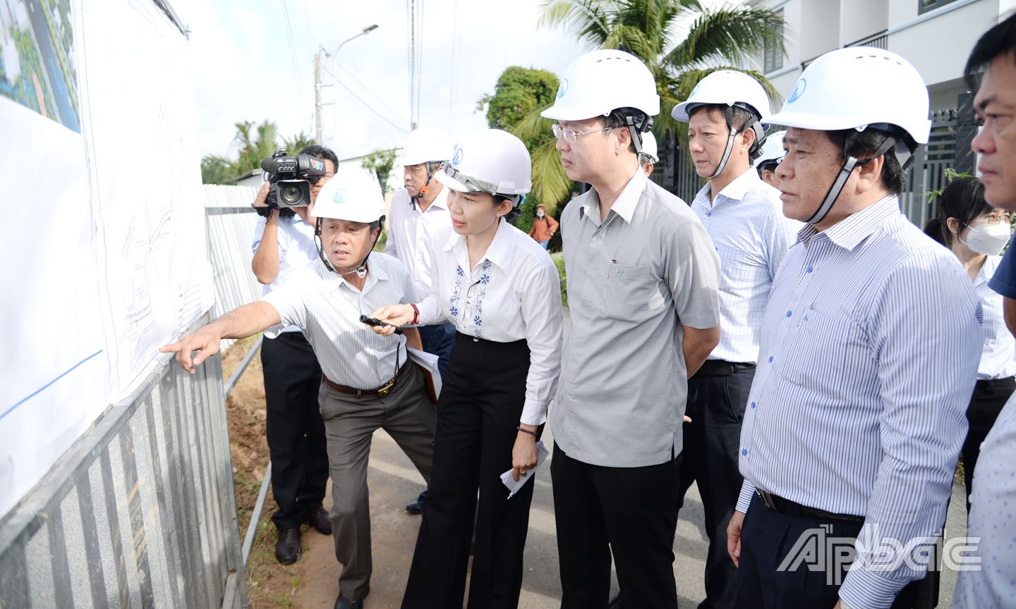 Chủ tịch UBND tỉnh Đồng Tháp Trần Trí Quang kiểm tra tiến độ Dự án Đường giao thông hai bên bờ sông Bảo Định.