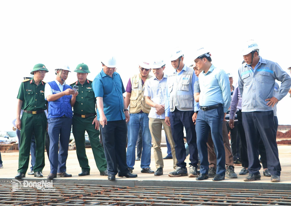 នាថ្ងៃទី ១១ ខែកក្កដា សមាជិកគណៈកម្មាធិការមជ្ឈិមបក្ស រដ្ឋមន្ត្រីក្រសួងសំណង់ លោក Tran Hong Minh បានត្រួតពិនិត្យដំណើរការសាងសង់គម្រោងអាកាសយានដ្ឋាន Long Thanh ដំណាក់កាលទី ១ នាថ្ងៃទី ១១ ខែកក្កដា។ រូបថត៖ Pham Tung