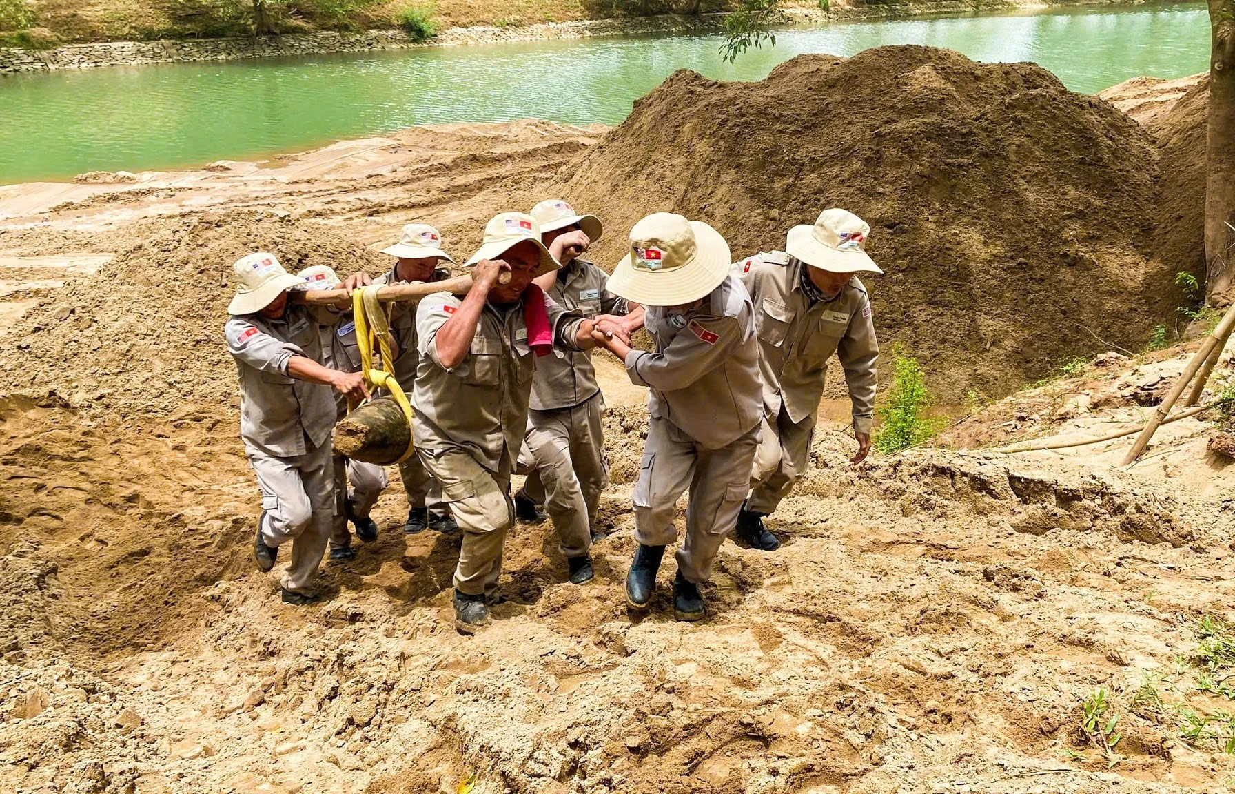 Di dời an toàn quả bom nặng 227kg tại xã Phong Nha