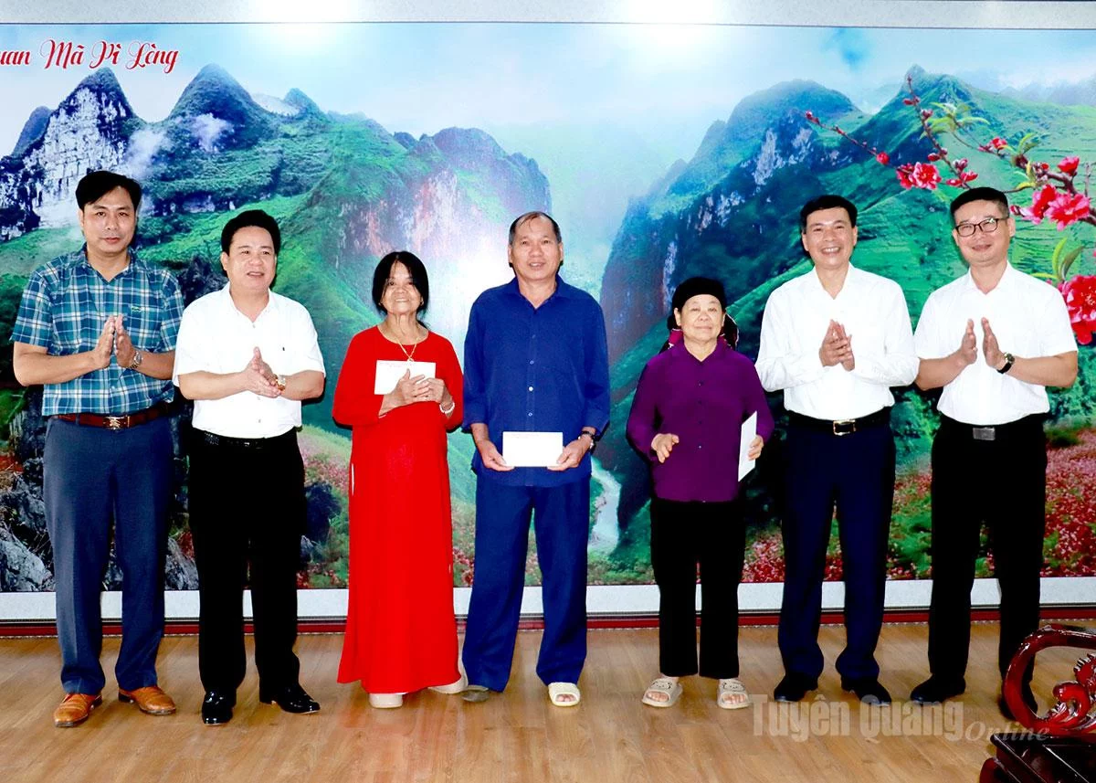 Đoàn công tác tặng quà gia đình chính sách của xã Mèo Vạc.
