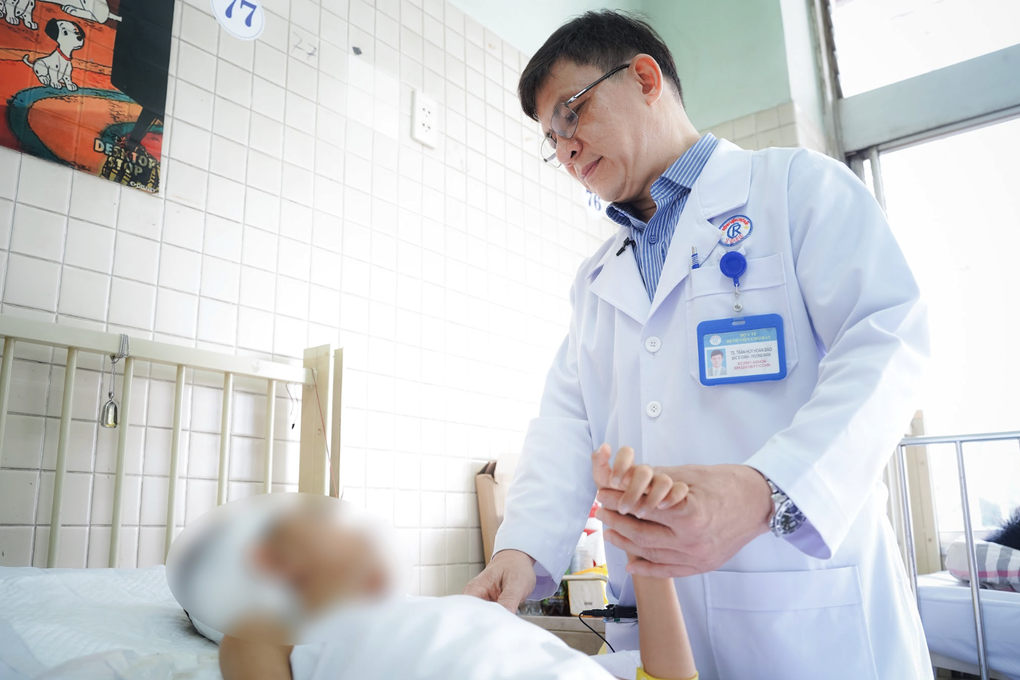 Bé trai bị cành cây rơi làm nứt sọ hồi phục kỳ diệu sau 67 ngày điều trị - 4