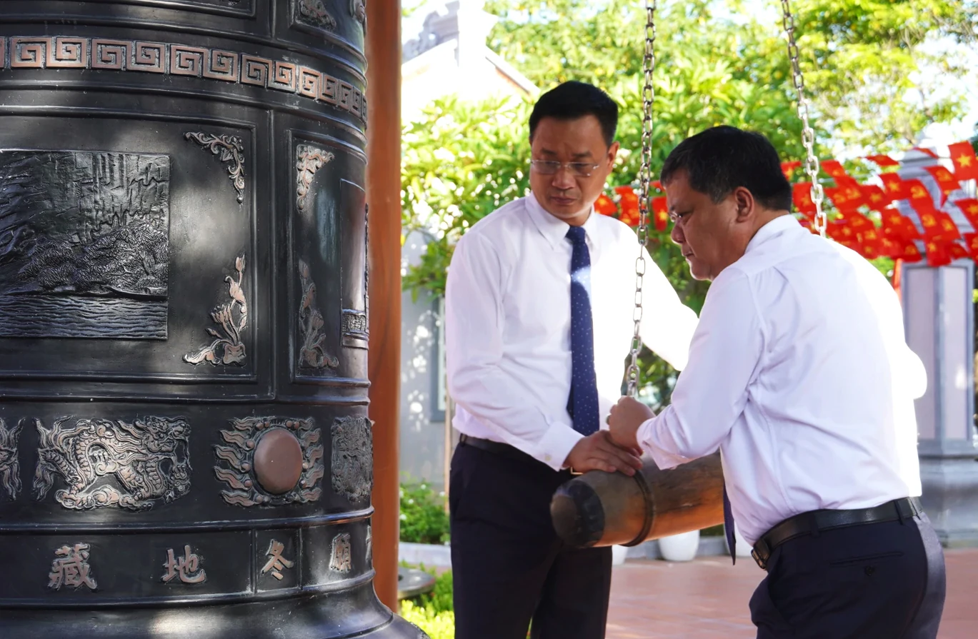 Lãnh đạo tỉnh dâng hương tại Đền thờ Bác Hồ và các Anh hùng liệt sĩ tỉnh