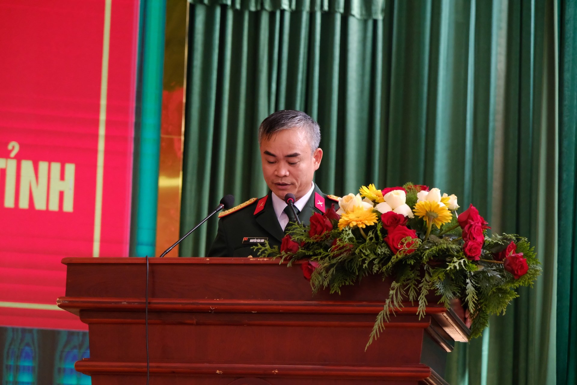 លោកវរសេនីយ៍ឯក Nguyen Van Son - អនុលេខាអចិន្ត្រៃយ៍នៃគណៈកម្មាធិការបក្សយោធាខេត្ត ស្នងការនយោបាយនៃបញ្ជាការដ្ឋានយោធភូមិភាគខេត្ត ថ្លែងសុន្ទរកថាទទួលភារកិច្ច។