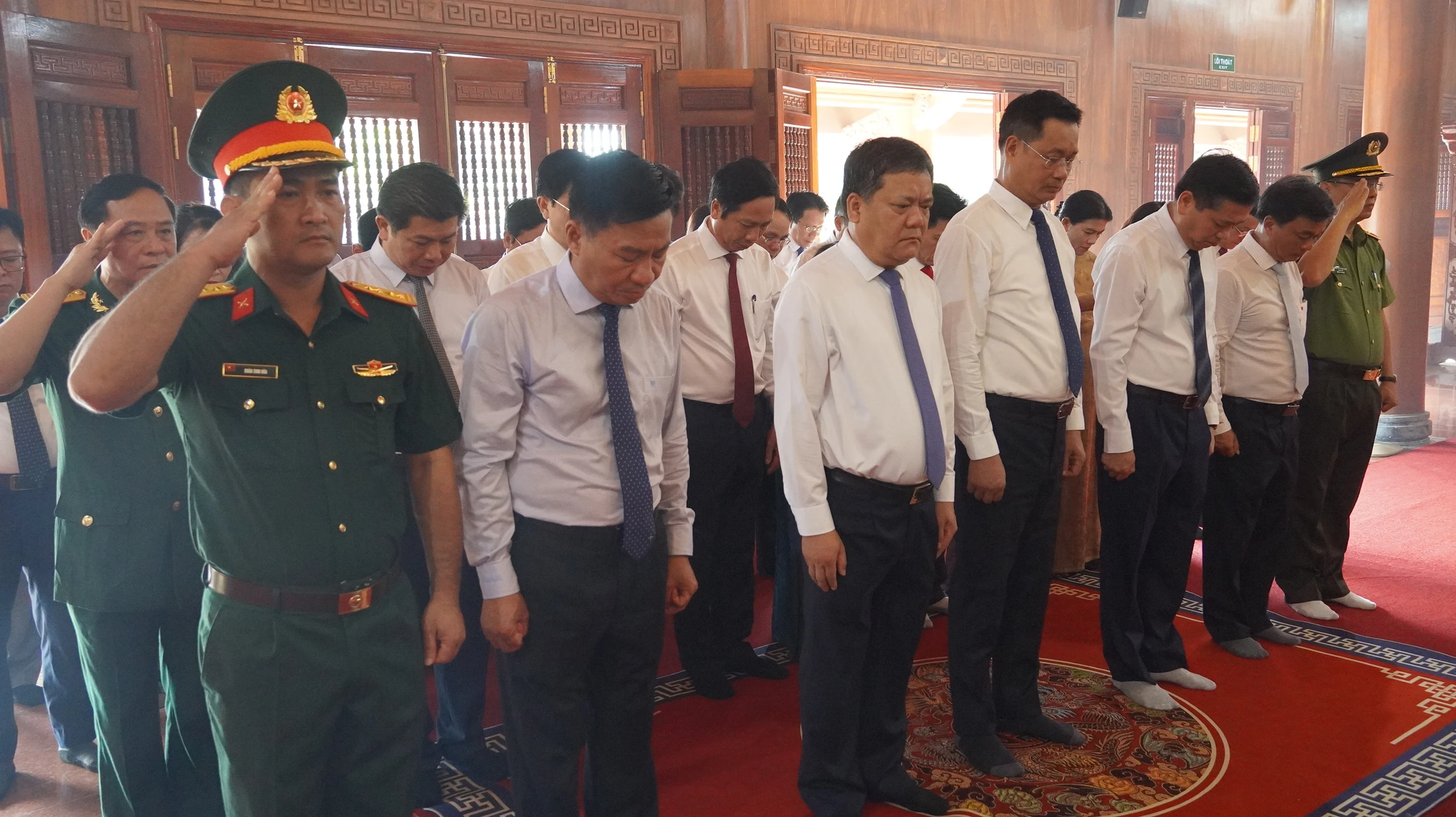 Lãnh đạo tỉnh dâng hương tại Đền thờ Bác Hồ và các Anh hùng liệt sĩ tỉnh
