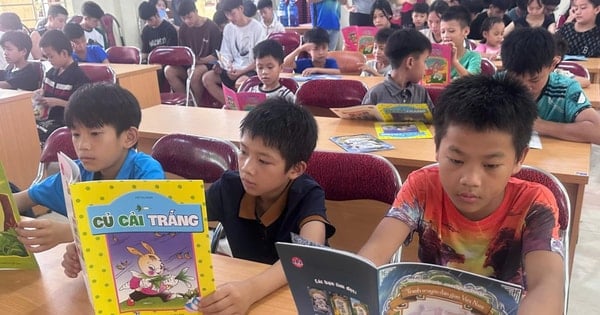 Nhà xuất bản Giáo dục Việt Nam tặng sách cho trẻ em tỉnh Cao Bằng