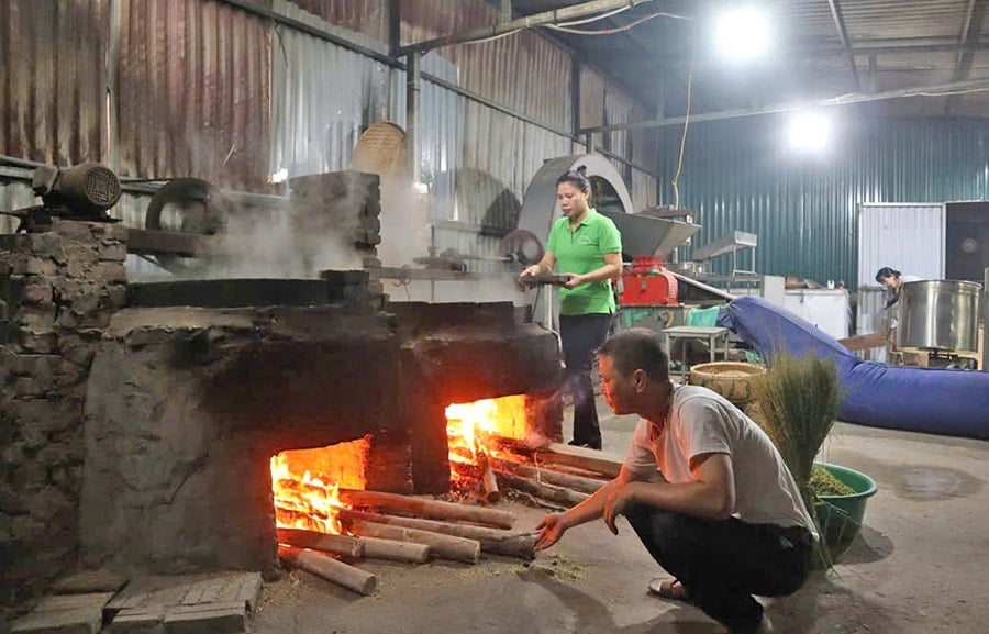 Sản xuất cốm tại làng nghề truyền thống Mễ Trì (phường Từ Liêm).