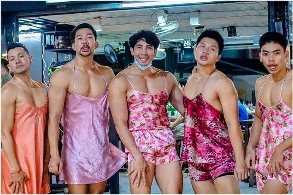 Quán hải sản nóng bỏng với dàn phục vụ nam cơ bắp vạm vỡ bất ngờ đóng cửa - 1