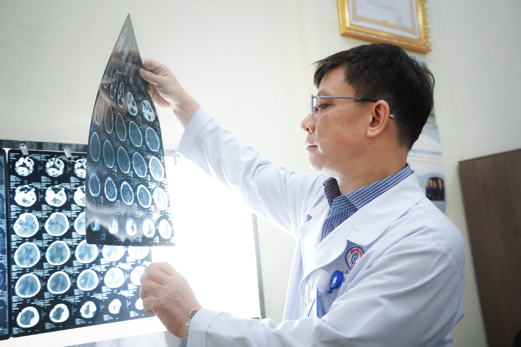 Bé trai bị cành cây rơi làm nứt sọ hồi phục kỳ diệu sau 67 ngày điều trị - 1