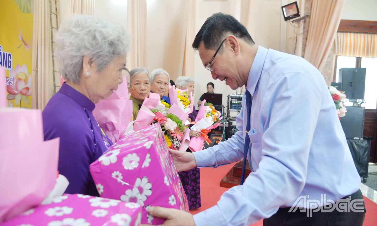 ผู้นำระดับจังหวัดจะมอบของขวัญให้แก่บรรดาผู้ปฏิวัติอาวุโสที่เป็นแบบอย่างในเดือนมีนาคม พ.ศ. 2568