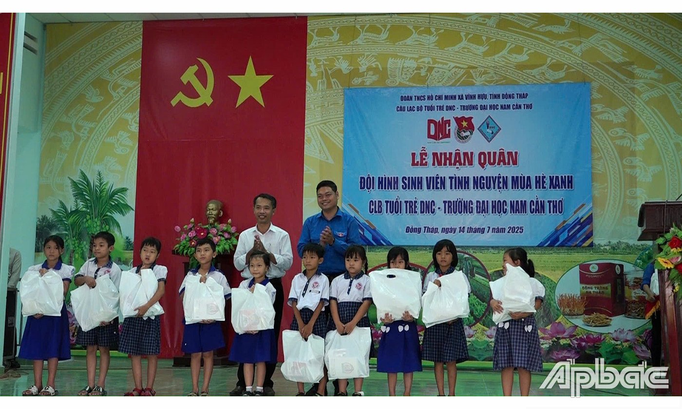 ចែកអំណោយដល់សិស្សក្រីក្រ