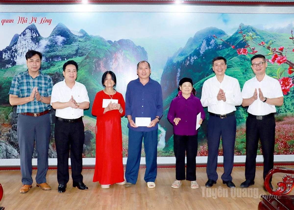 Đoàn công tác tặng quà gia đình chính sách của xã Mèo Vạc.