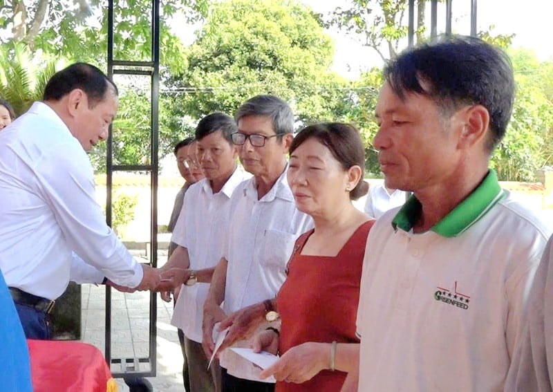 Bộ trưởng Nguyễn Văn Hùng thăm, tặng quà người có công tại Quảng Trị - Ảnh 3.