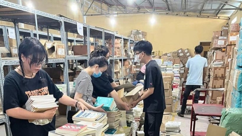 Đóng gói sách tuyển chọn cho chương trình "Hỗ trợ xây dựng 100 tủ sách trên khắp cả nước". (Ảnh: QUYÊN PHẠM)