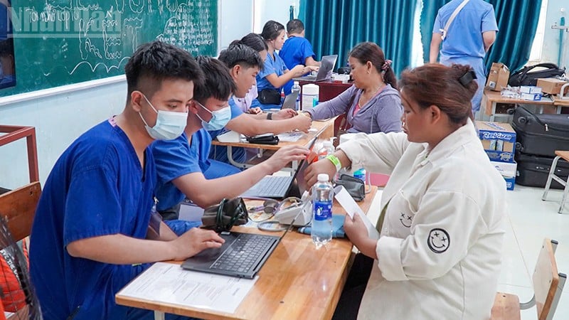 Khám bệnh, tư vấn cho người dân.