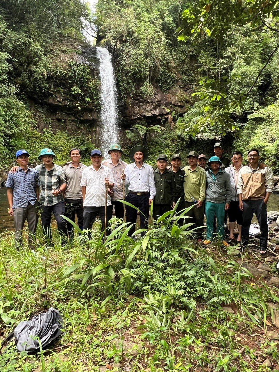 Quang Ngai: Two beautiful pristine waterfalls discovered in Kon Plong commune - photo 3