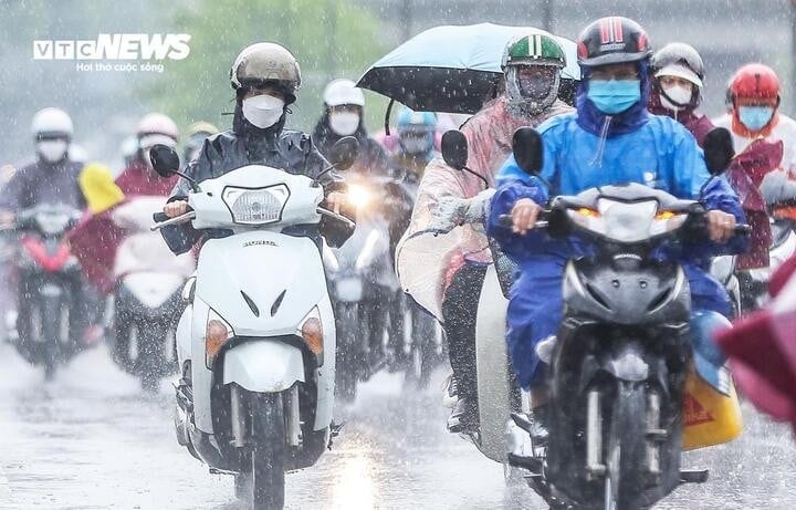 Sau đợt nắng nóng diện rộng hai ngày, miền Bắc lại tái diễn mưa rào và dông, một số nơi mưa to. (Ảnh minh hoạ: Ngô Nhung)
