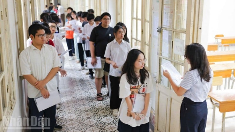 Thí sinh tham dự kỳ thi tuyển sinh lớp 10 tại điểm thi trường Trung học phổ thông Trần Phú (Hà Nội). Ảnh: ĐẠI THẮNG 