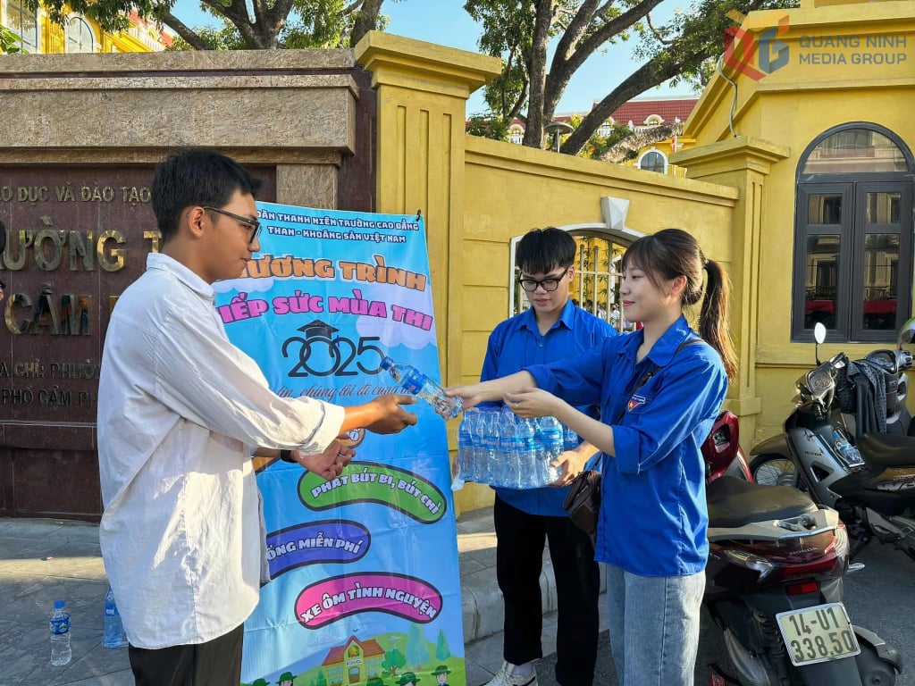 ĐVTN tham gia tiếp sức mùa thi tại Trường THPT Cẩm Phả.