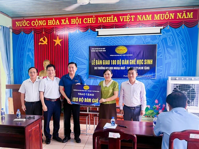 HUFLIT tiếp thêm động lực đến trường cho học sinh vùng sâu- Ảnh 1.