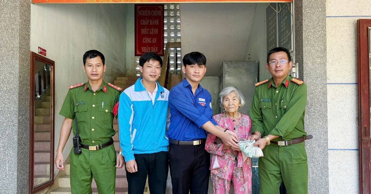 សិស្ស​ម្នាក់​មក​ពី​ឃុំ Tien Phuoc បាន​ប្រគល់​ប្រាក់​ជាង ១២ លាន​ដុង​ទៅ​ឲ្យ​អ្នក​ដែល​បាត់​បង់។