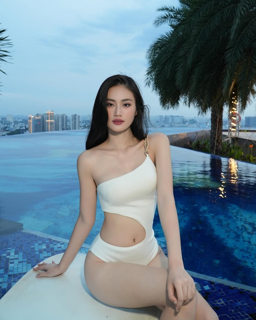 Mỹ nhân Việt đua nhau khoe dáng với đồ bơi khoét hông, khoe vòng 3 cuốn hút - 2