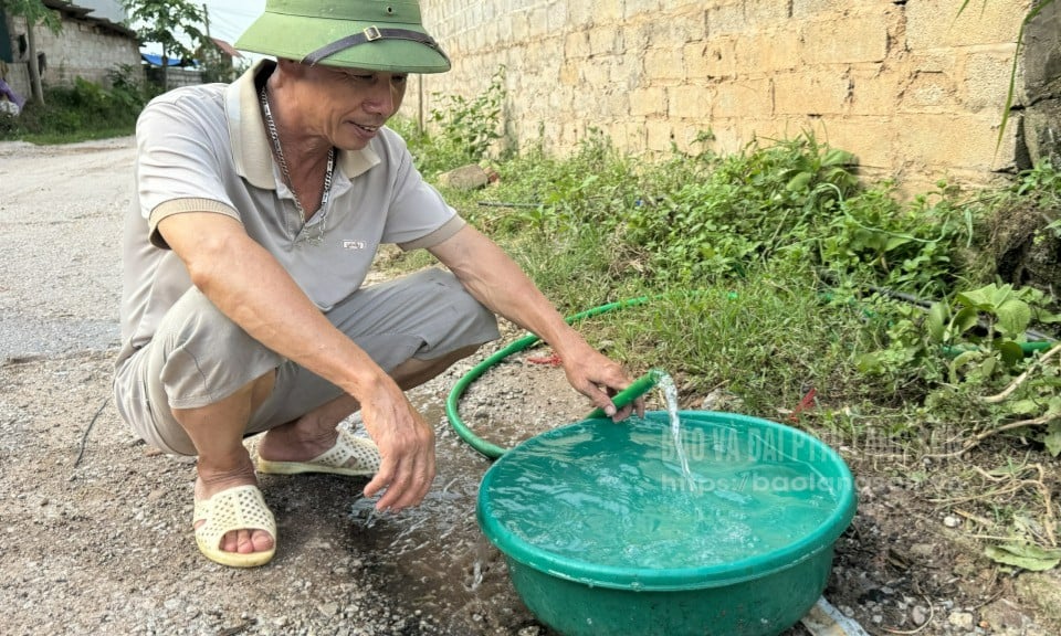Người dân thôn Khòn Sè, xã Lợi Bác sử dụng nước từ công trình mới 