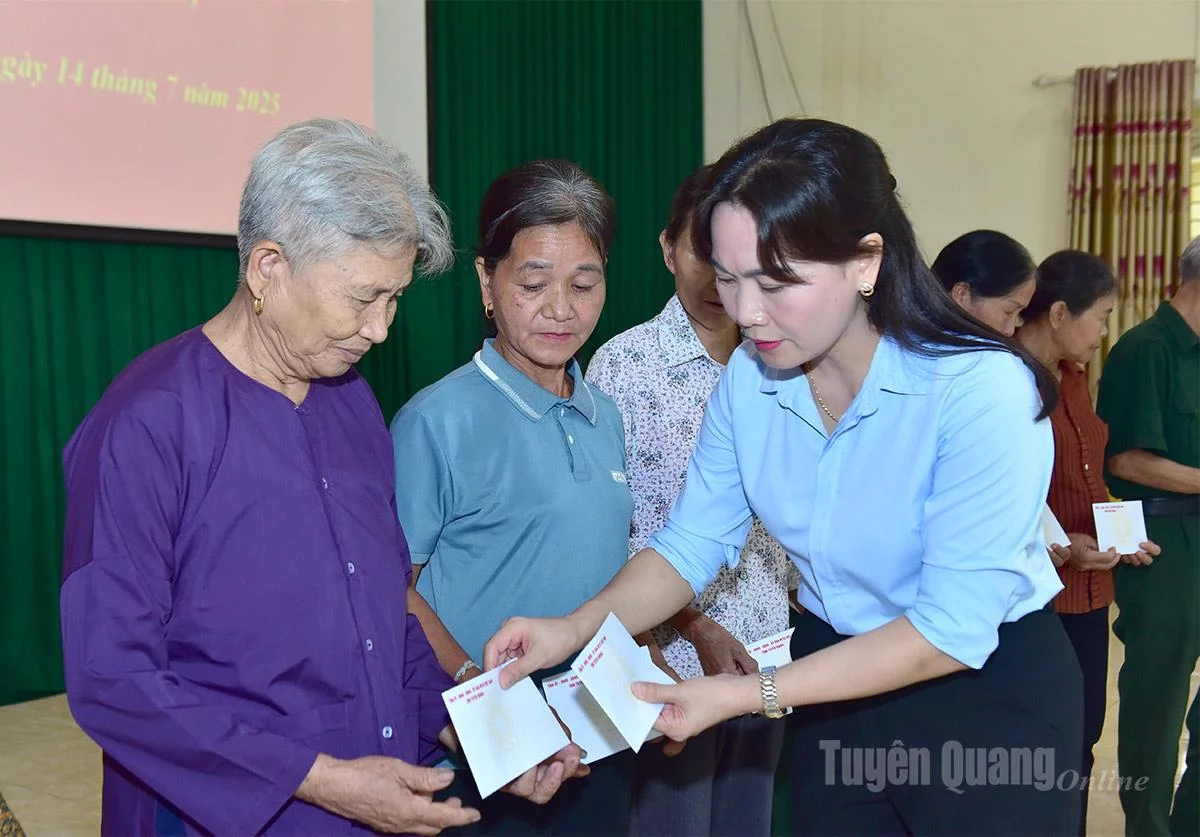 សមមិត្ត Nong Thi Bich Hue សមាជិកគណៈកម្មាធិការអចិន្ត្រៃយ៍បក្សខេត្ត លេខាអចិន្ត្រៃយ៍គណៈកម្មាធិការបក្សខេត្ត ជូនអំណោយដល់គ្រួសារគោលនយោបាយ និងអ្នកមានបុណ្យនៅឃុំ Yen Nguyen។