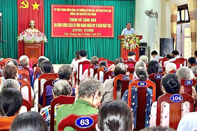 Bộ trưởng Nguyễn Văn Hùng thăm, tặng quà người có công tại Quảng Trị - Ảnh 1.