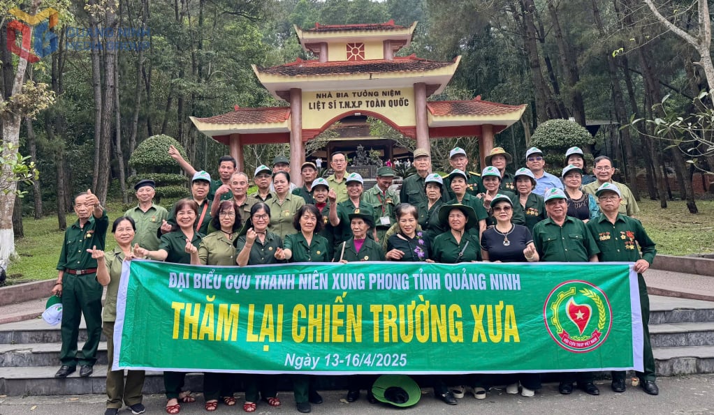 Đại biểu TNXP tỉnh Quảng Ninh thăm lại chiến trường xưa thắp nến tri ân các anh hùng liệt sĩ tại khu di tích Ngã ba Đồng Lộc tỉnh Hà Tĩnh, tháng 4/2025.