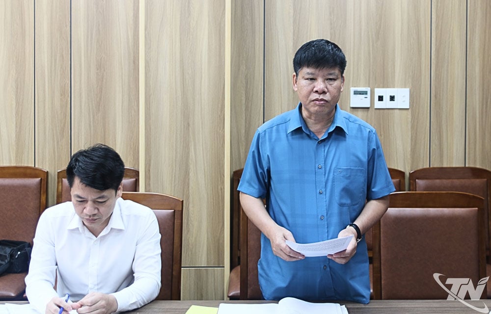 소수민족 및 종교부 국장인 황탄오아이 동지가 회의에서 연설했습니다.