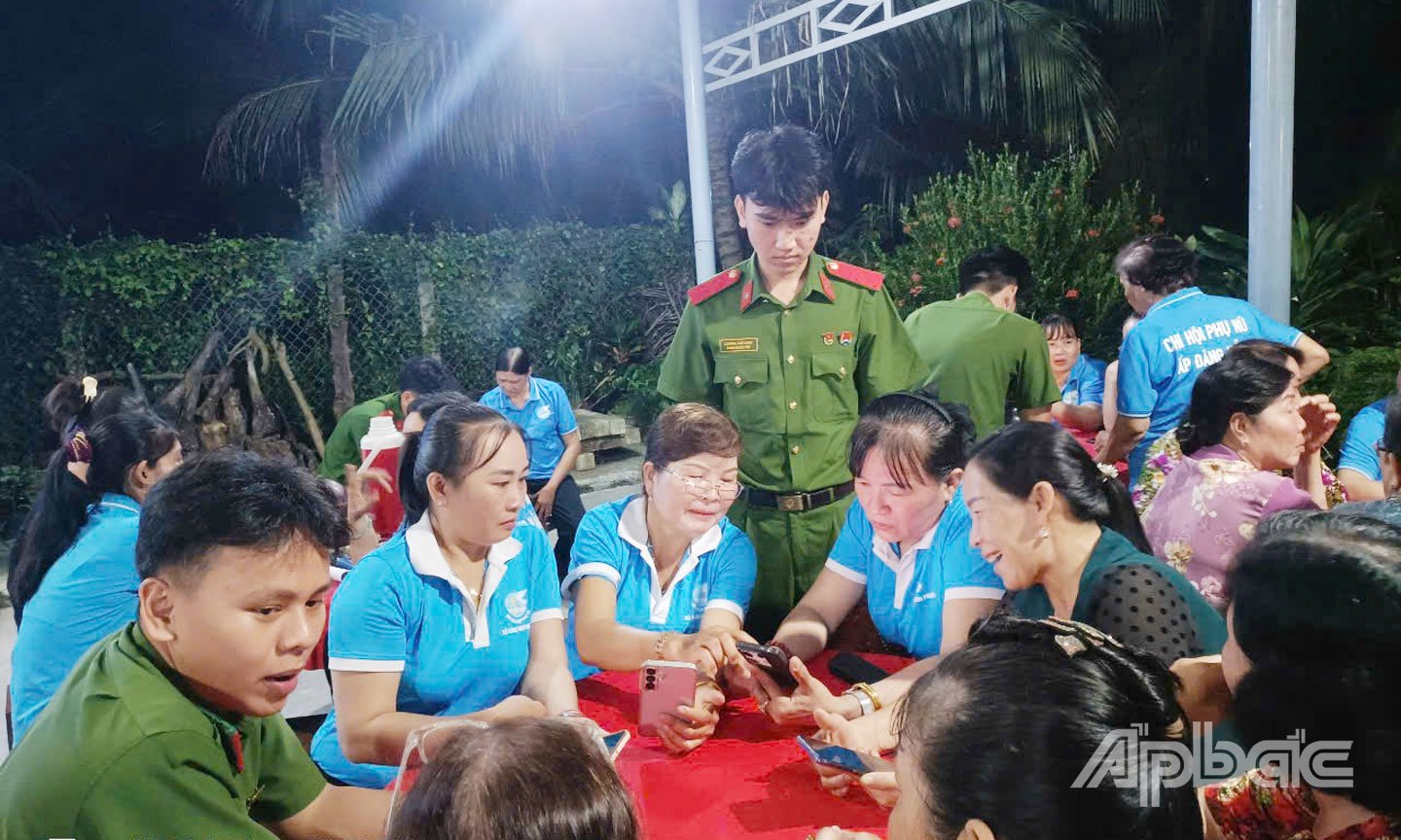 Hội LHPN xã Tân Thuận Bình phối hợp tuyên truyền, hướng dẫn thực hiện phong trào “Bình dân học vụ số”.
