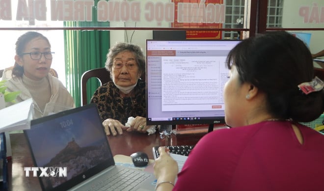 ttxvn-thu-tuc-hanh-chinh-8147466.jpg