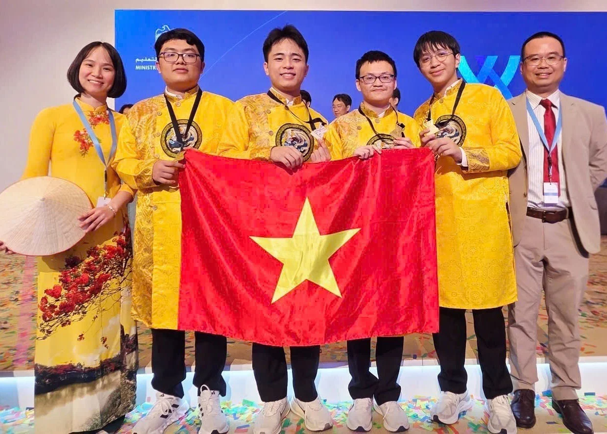 Lần đầu tiên, đội tuyển Việt Nam giành 4 Huy chương vàng tại Olympic hóa học quốc tế được tổ chức trực tiếp. Ảnh: MOET