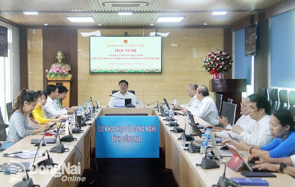 Giám đốc Sở Khoa học và công nghệ Phạm Văn Trinh chủ trì hội nghị tại điểm cầu Đồng Nai. Ảnh: Hải Quân